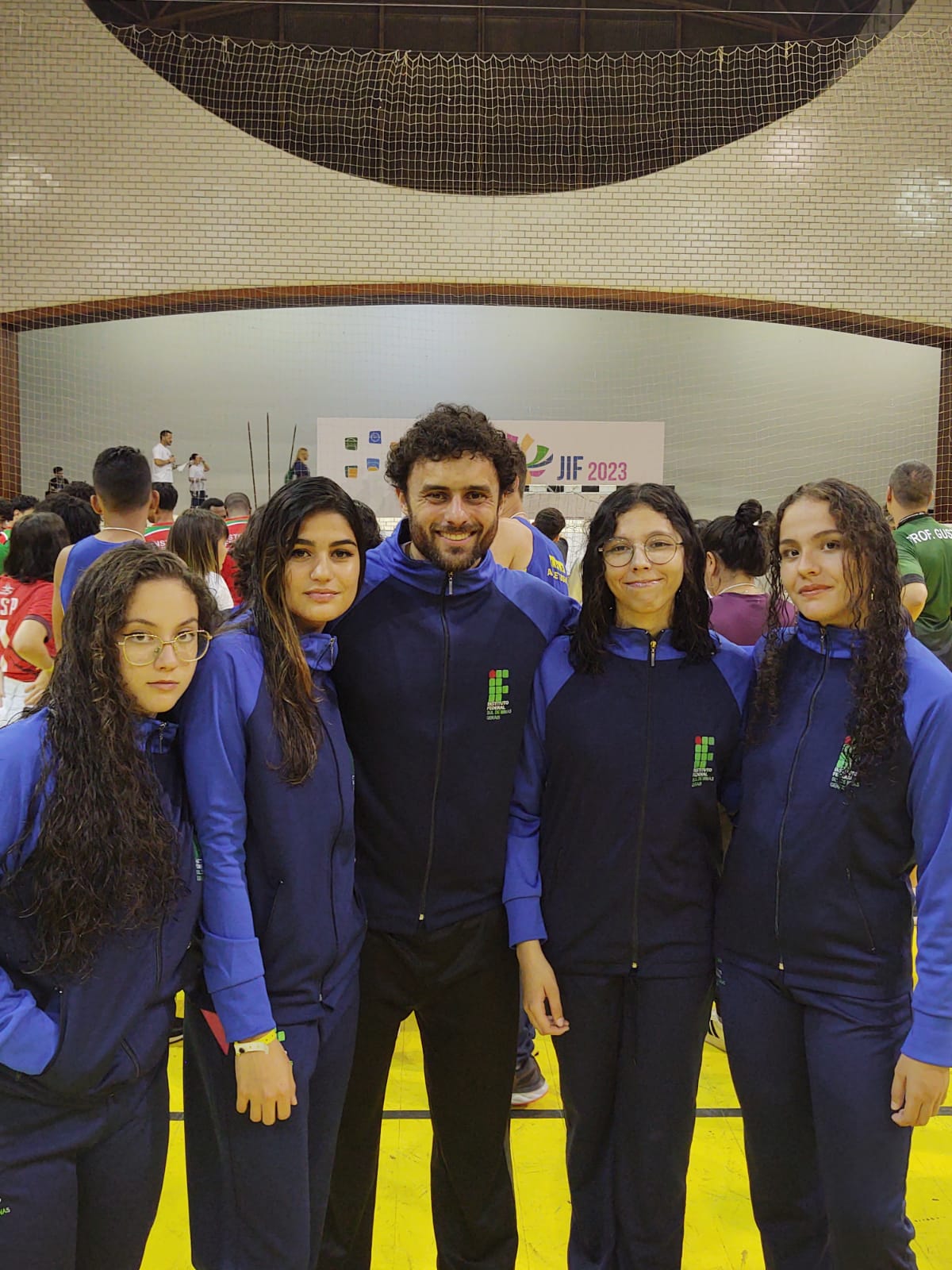 Xadrez Em equipe terceiro lugar e a última da direita ganhou terceiro em individual feminino