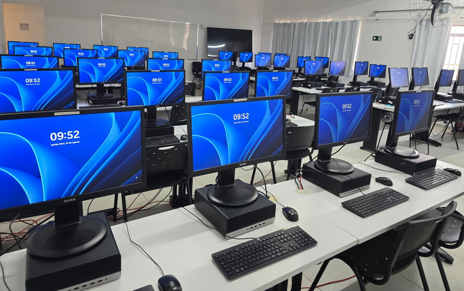 Laborat&oacute;rio de inform&aacute;tica modernizado com novos equipamentos.