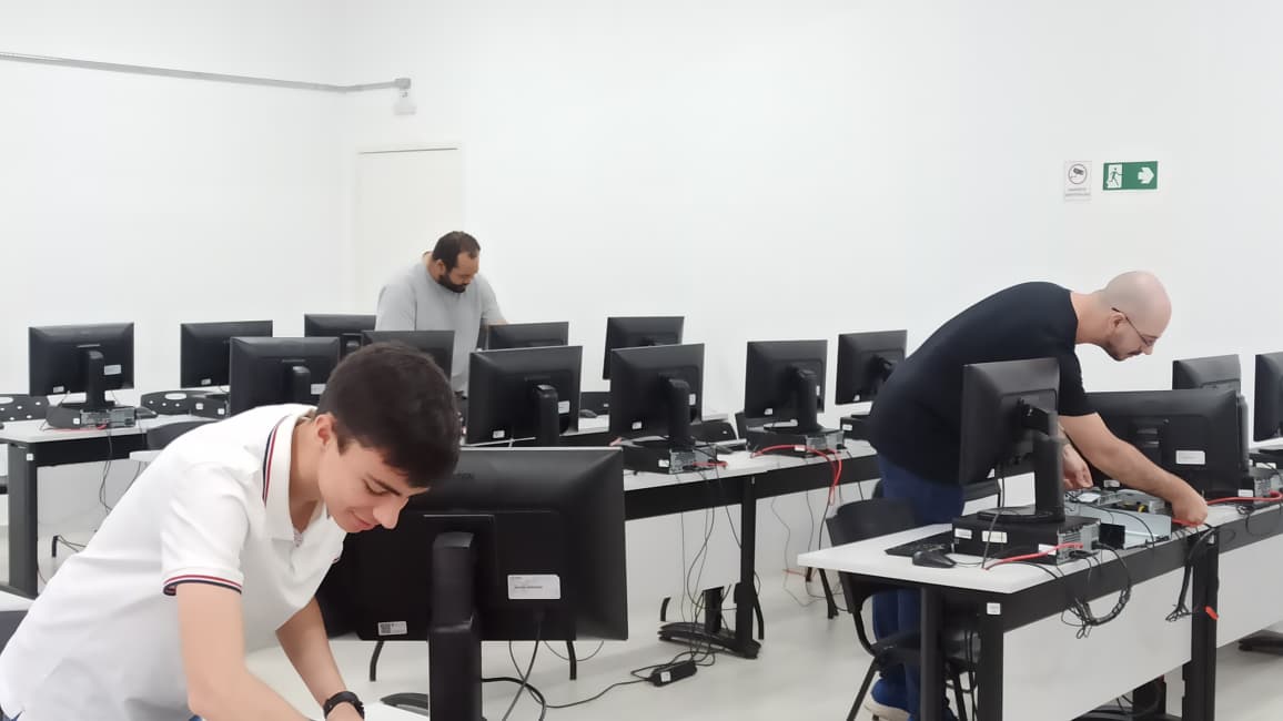 Detalhe de um dos laborat&oacute;rios de inform&aacute;tica.